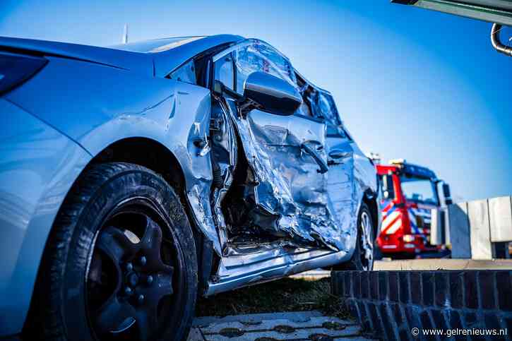 Veel schade en gewonde na frontale aanrijding