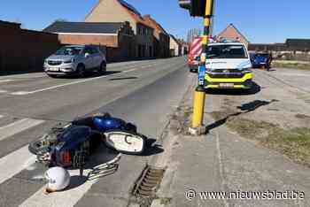 Bromfietsster (64) gegrepen door auto op kruispunt: “Onderzoek wie door rood licht reed”