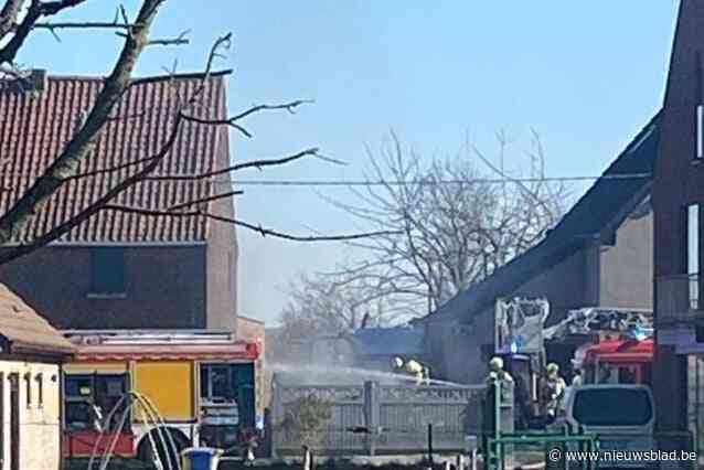 Geparkeerde auto vat vuur naast woning