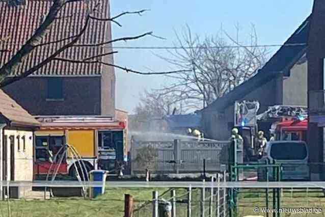 Geparkeerde auto vat vuur, brandweer voorkomt dat vlammen overslaan naar woning
