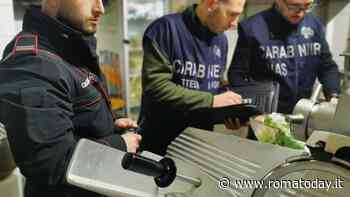 Carne deteriorata in vendita nella macelleria del mercato rionale, sequestrati 1500 chili