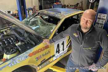 Na spectaculaire crash en stevige ‘godvers’ sleutelt Dennis (42) al aan nieuwe wagen: “Ik hoop de rally van mijn eigen stad te rijden”