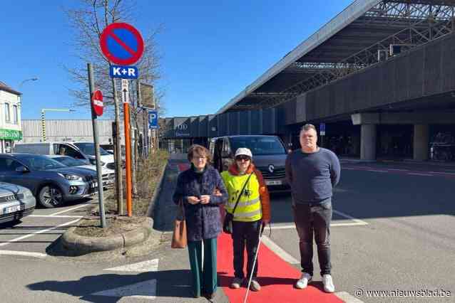 Taxichauffeur Jordy (30) kaart onduidelijke verkeerssituatie aan station aan voor personen met beperking: “Vroeger konden we onze klanten vlak voor ingang afzetten” 