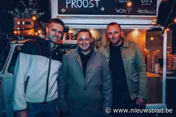 Drie jeugdvrienden bouwen Italiaanse driewieler om tot mobiele bar: “Stijlvol en praktisch”