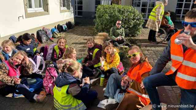 Schoolkinderen en bankmedewerkers halen banden aan met lokale sociale instellingen: “De Buurt verbindt álle Schildenaren”