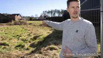 Notaris, makelaar, gemeente én brandweer verzekerden Filip dat hij mocht bouwen op stuk grond in watergevoelig gebied, maar provincie weigert vergunning: "Mijn bouwgrond is waardeloos geworden"