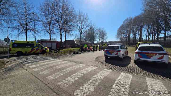 Fietser belandt in sloot en overlijdt, voorbijganger vindt hem
