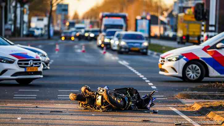 Auto schept scooter, man zwaargewond naar ziekenhuis gebracht