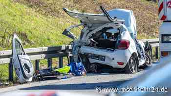 Heftiger Unfall auf bayerischer Autobahn: Mehrere teils Schwerverletzte - auch Kind (2) in Klinik