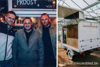 Jeugdvrienden Sammy (36), Jelle (35) en Jochen (34) bouwen Italiaanse driewieler om tot mobiele bar: “Stijlvol en praktisch”