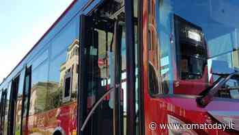 Pugno al finestrino del bus Atac, vetro ferisce autista al volto