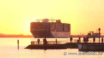 „Hamburg Express“ von Hapag-Lloyd zum Abschiedsbesuch im Hafen