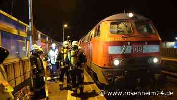 Rauch im Triebwagen: Feuerwehr und Rettungskräfte am Ampfinger Bahnhof
