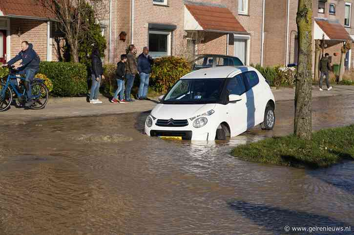 Auto verdwijnt deels in zinkgat, 28 huishoudens zonder water