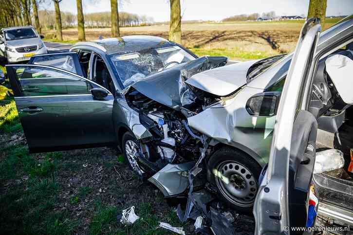 Vijf gewonden na frontale botsing tussen auto en bestelbus