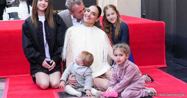 Gal Gadot geht mit Familie auf «Walk of Fame»-Stern zu Boden