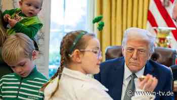 Putin wahrt den Schein: Hier Donald, hast Du ein Bonbon. Sag schön Danke.