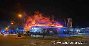 Grote brand bij bedrijf op Nijmeegs industrieterrein: brandweer probeert te voorkomen dat vuur overslaat