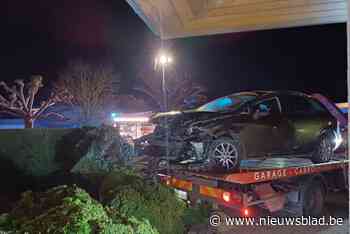 Bestuurder belandt met wagen in tuin: ravage is groot