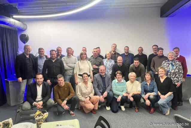 De Bende van ‘75 kwam samen voor een reünie: “Terugdenken aan die mooie tijd en stilstaan bij zij die we te vroeg verloren”
