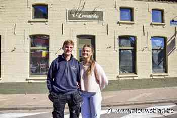 Lewis (24) blaast iconisch café ‘t Leeuwke nieuw leven in: “Warme, gezellige plek voor jong en oud”