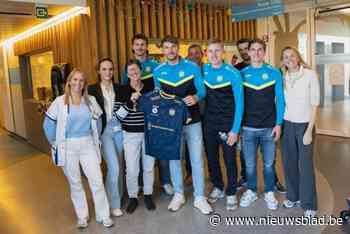 Voetballers bezoeken kinderziekenhuis: “Dit bezoek heeft echt indruk op ons gemaakt”