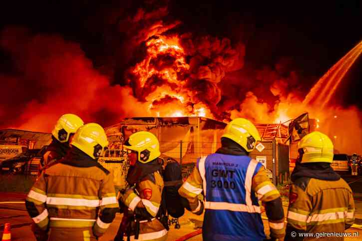 Bedrijven verwoest door zeer grote brand op industrieterrein