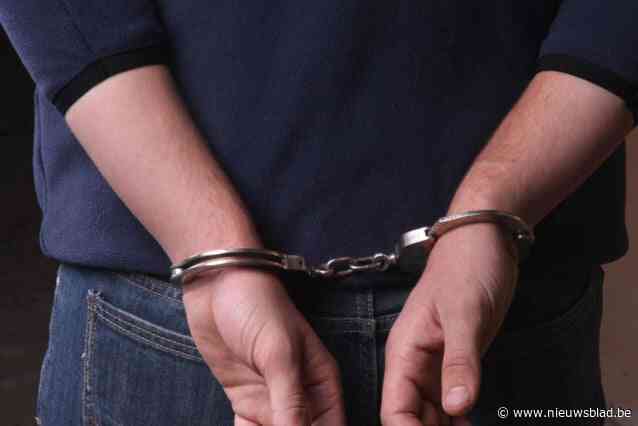 Man (31) zet mes op de keel van nieuwe partner: “Ik niet, dan niemand niet”