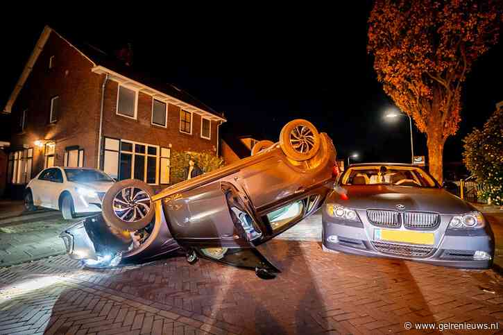 Auto op z’n kop in woonwijk, bestuurder met politie mee