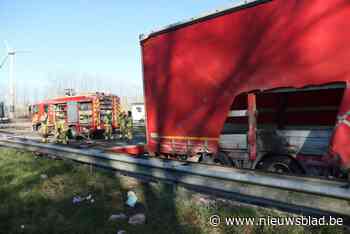 Arbeiders blussen brand en redden peperduur werkmateriaal