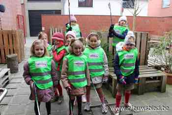 150 vrijwilligers ruimen zwerfvuil, hun “buit” wordt getoond op Markt