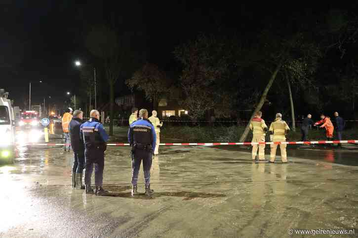Straten onder water door grote waterleidingbreuk