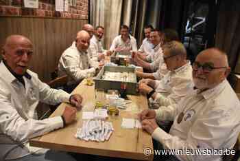 Voormalige carnavalsprinsen pakken 5.000 krotten in: “Het gooien van die snoepjes is ons jaarlijkse gloriemoment”