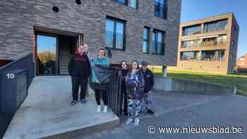 Bewoners sociale appartementen Lelielaan in Hemiksem hangen zwarte vuilniszakken uit: “Ons geduld is echt op”