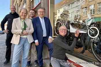 Illustratrice Fien versiert 38 (!) etalageramen in thema van De Ronde: “Meer dan twee weken fulltime mee bezig”