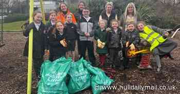 Schoolchildren bag community spirit in Hull park litter-pick