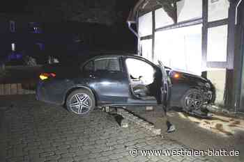 Junger Mann kracht mit Mercedes in Hauswand