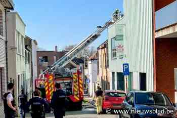 Twee rijwoningen zwaar beschadigd nadat dakbrand overslaat