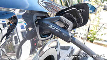 Roma accelera sulla ricarica elettrica: via libera più facile per le colonnine nei distributori