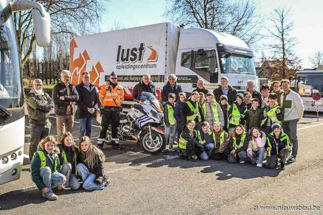 Leerlingen De Bunderboog leren dankzij rotaryclub en rijschool bij over de gevaren van de dode hoek