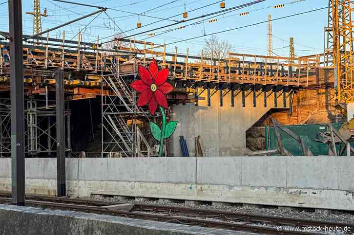 Ab dem 1. April 2025 sollen wieder Straßenbahnen unter der Eisenbahnbrücke am Goetheplatz fahren, im Mai ist die Verkehrsfreigabe geplant.