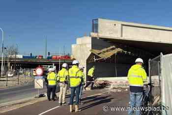 Brugligger stort plots neer op fietspad: arbeider gewond, betonnen constructie wordt extra verstevigd