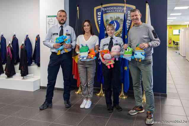 Inspecteur Femke maakt ‘troostvriendjes’ voor kinderen die slecht nieuws krijgen: “De knuffels helpen hen omgaan met hun verdriet”