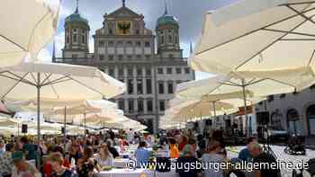 Auf dem Rathausplatz entsteht ein Friedenshaus aus Pappe