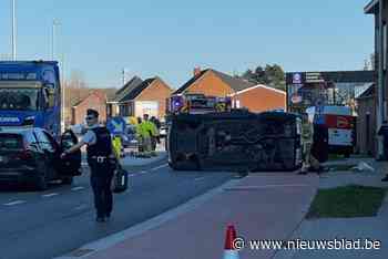 Auto belandt op flank bij ongeval, bestuurster gewond