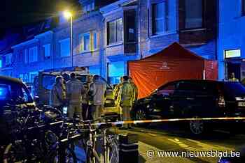 Man (43) sterft nadat hij gekneld raakte tussen twee stilstaande wagens