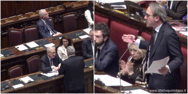 Bonelli mostra il Manifesto di Ventotene in Aula: “Lo avrei regalato a Meloni, ma scappa. In Aula non torna dopo aver picconato le istituzioni”