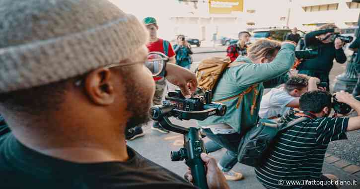 Come stanno i giornalisti in Italia: gli uomini guadagnano il 16% in più delle donne, al 70% degli autonomi meno di 25mila euro l’anno