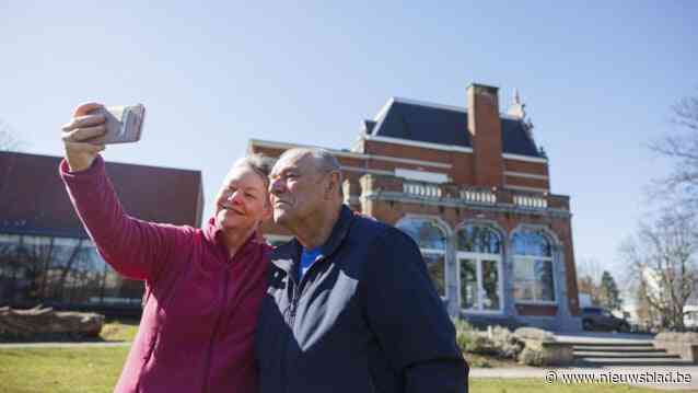 “Zo fijn om dit nog samen met papa te kunnen doen”: Henri (85) en dochter Linda (60) maken selfies voor kastelen