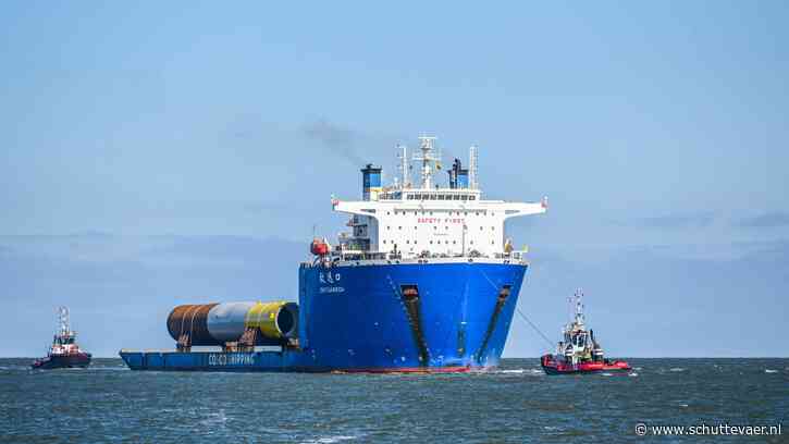 Lading monopiles aan boord van Zhi Yuan Kou